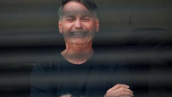 El expresidente de Brasil, Jair Bolsonaro, saluda a sus afines desde su casa de Brasilia, donde sigue en arresto domiciliario, el 14 de agosto de 2025.