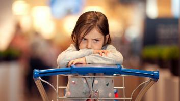 La echan del supermercado porque su hija de 2 años lloraba y la madre lanza un mensaje contundente sobre los cajeros: "Me humillaron delante de todos"