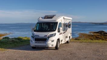 Una pareja británica consigue hacer de su autocaravana vieja una elegante casa de vacaciones en Benidorm: "Mejor que cualquier sitio de Reino Unido y más barato"