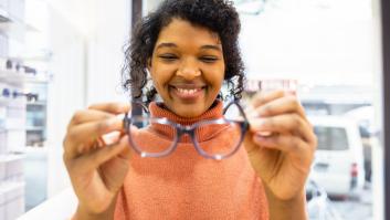 Buenas noticias para los que llevan gafas: un producto de limpieza que hay en todas las casas acaba con los rayones