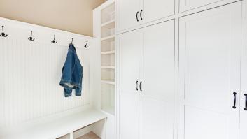 Una diseñadora de interiores apunta el mueble que no deberías tener en tu pasillo: "Ocupa espacio y casi nunca se utiliza"