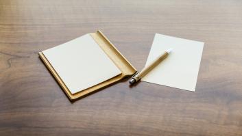 El dueño de una cafetería solo puede llorar al leer la carta que le ha dejado un cliente en la mesa: "Hoy ha sido un día muy feliz"