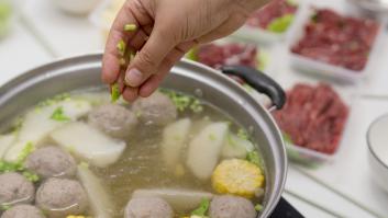 Los adolescentes orinan sobre la comida de su restaurante favorito, no se ocultan y reciben por ello una 'factura' elevada