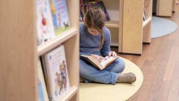 Cuenta lo que significó para ella la biblioteca como niña migrante y su defensa es clara: "Pública y de calidad"
