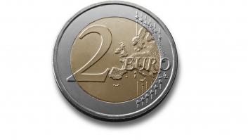 Va a pagar con una moneda de dos euros y la cajera le recomienda que antes de soltarla se fije bien en ella: sorpresón