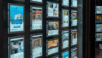 Una estudiante paga más de 3.800 euros para cubrir su deuda de alquiler y la llevan a la policía para ser interrogada