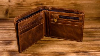 Encuentran la cartera de un estudiante perdida hace 51 años reformando el baño de la escuela y emprenden la búsqueda: "Tenemos que encontrar a ese hombre"