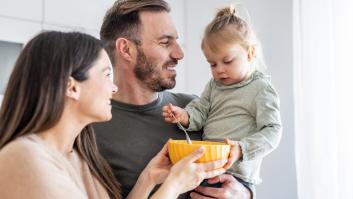 Unas familias unen esfuerzos creando uno de los mensajes de arena más grandes con un bonito mensaje