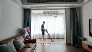 Casi la mitad de las personas evitan invitar a gente a casa por una cuestión de limpieza, según una encuesta