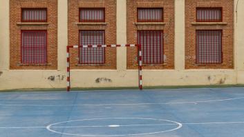 Unos profesores se saltan la burocracia, pintan ellos mismos el colegio y ahora el ayuntamiento no quiere pagarles 120 euros de las pinturas