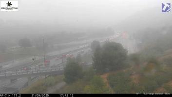 Deslizamiento de tierras, caídas de árboles y problemas en trenes y aviones por las fuertes tormentas en Cataluña