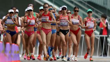 Atletas chinas corren con un parche sobre el abdomen en el Mundial de Tokio y muchos se preguntan cuál es su función