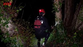 Las imágenes de los bomberos de Cataluña trabajando en la búsqueda de una persona desaparecida por las fuertes lluvias