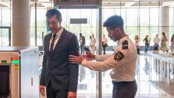 Los pasajeros masculinos describen como vergüenza total que te ocurra esto mientras pasan un escáner de seguridad en el aeropuerto