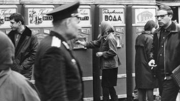 Un italiano experimenta un viaje al pasado al toparse en Rusia con una máquina expendedora de limonada soviética