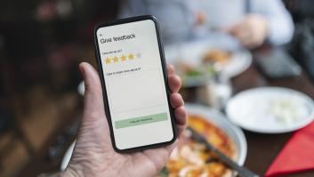 Escribe una reseña antes de irse del restaurante y se queda impactada por lo que le pasa después: "Muy heavy"