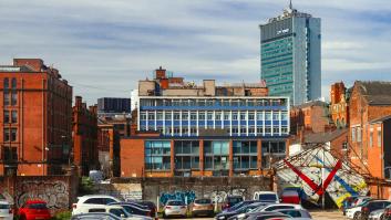 Recuperan el coche de un amigo después de olvidar dónde lo dejó hace seis meses: no está claro quién pagará los 5.000 euros del parking