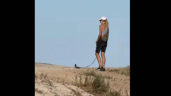 Pillan a una mujer paseando a una paloma y la polémica está servida: ¿solidaridad o maltrato animal?