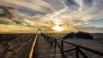 La playa virgen de Cádiz con un fuerte pasado militar donde disfrutar del mar, historia y deporte