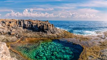 En Reino Unido se obsesionan con la piscina mágica de la isla española que emerge solo dos horas y luego se desvanece