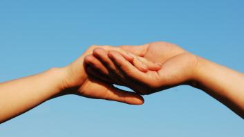 Los jóvenes ven al hombre en el suelo y este lanza un mensaje conmovedor para agradecer el gesto de solidaridad