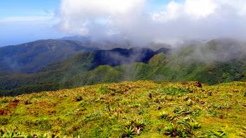 Una familia vive cerca de un volcán activo que casi los mata en dos ocasiones: no quieren abandonar su hogar
