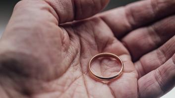 Una mujer acude desesperada a un comprador de oro y este último la detiene de inmediato (y con mucha razón)