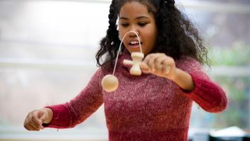 El juguete 'vintage' conocido en España regresa y una psicóloga es clara: "Es una oportunidad para desarrollar la tolerancia a la frustración"