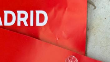 Lo que se encuentra una aficionada en el suelo del estadio durante el derbi madrileño es de no creer