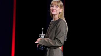 Jennifer Lawrence pisó fuerte en San Sebastián con una de las tendencias más controvertidas: tacones y calcetines