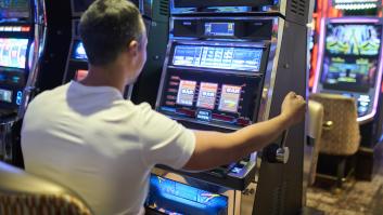 Un camionero pierde 171.500 euros apostando en solo 5 días e, insatisfecho, se presenta en comisaría: "Las máquinas en las que jugué estaban vacías"