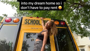 Una mujer no paga alquiler tras transformar un viejo autobús en la casa de sus sueños por 25.000 euros