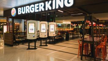 Ve a un chico de su edad comiendo solo en el Burger King y toma una decisión inmediata que se comenta mucho