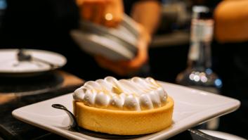 Pide el postre en un restaurante de Barcelona y se lo traen, pero con sorpresa: hay una liada importante
