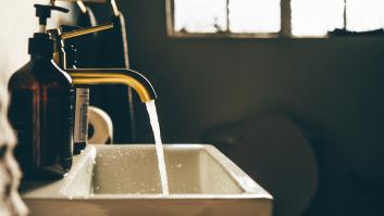 La factura del agua asegura que un hombre enfermo gastó agua "como un pequeño pueblo" y su hijo pasa al contraataque