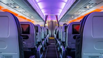 Un piloto señala a dónde van a parar las heces cuando un pasajero defeca en un avión y cómo lidian con ellas