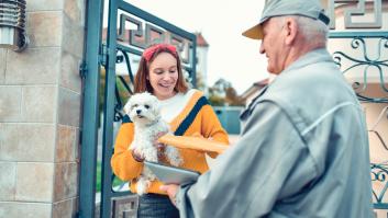Un hombre toma medidas para que su perro no ataque a los repartidores y la empresa le sorprende con un regalo inesperado