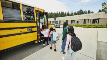Un conductor de bus escolar da una lección a los estudiantes molestos, los padres se quejan pero su jefe acaba dándole la razón