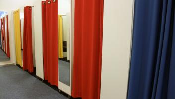 Trabaja en una tienda de ropa y cuenta lo que últimamente hace la gente en los cambiadores: el aviso es claro