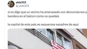 Denuncian las amenazas que han recibido tras contar que los vecinos les exigieron quitar esta bandera del balcón