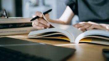 Una profesora consigue 5 licenciaturas, 1 máster y un doctorado en 14 años mientras trabaja