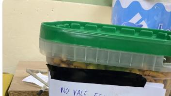 Deja una advertencia en la caja de los frutos secos del bar: a muchos sorprende que haya tenido que llegar a ese punto