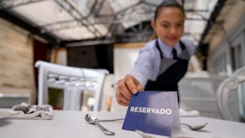 Llegan a un bar, convencen al camarero para sentarse en una mesa que estaba reservada y el final es para perder la fe en el ser humano