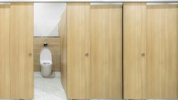 Ni en cuclillas ni poner papel en el inodoro: los expertos dan un mensaje tranquilizador a los que usan los baños públicos