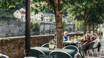 El ayuntamiento de una ciudad prohíbe las mesas y sillas en las riberas de los ríos para conservar su identidad