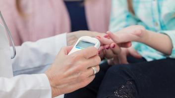 Una niña de 5 años acaba expulsada de un colegio privado por tener diabetes: "El sonido del sensor de glucosa molestó a los estudiantes"