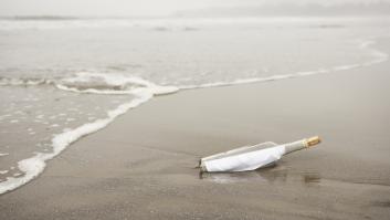Encuentra un mensaje en una botella de hace 18 años, los investigadores lo descifran y localizan al autor: "Pensé que se quedaría en el mar para siempre"