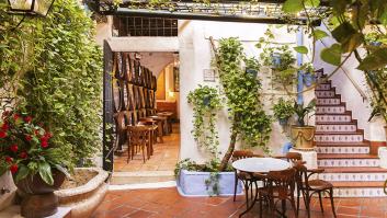 Este es el restaurante más bonito de España y la peculiar historia de sus patios y sus barriles