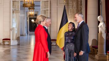 Los reyes en Bruselas: complicidad con Felipe y Matilde de Bélgica, el Armani de Letizia y el motivo por el que llegaron tarde