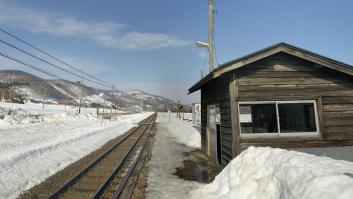 La estación de tren remota en una isla que permaneció abierta por años para una sola pasajera